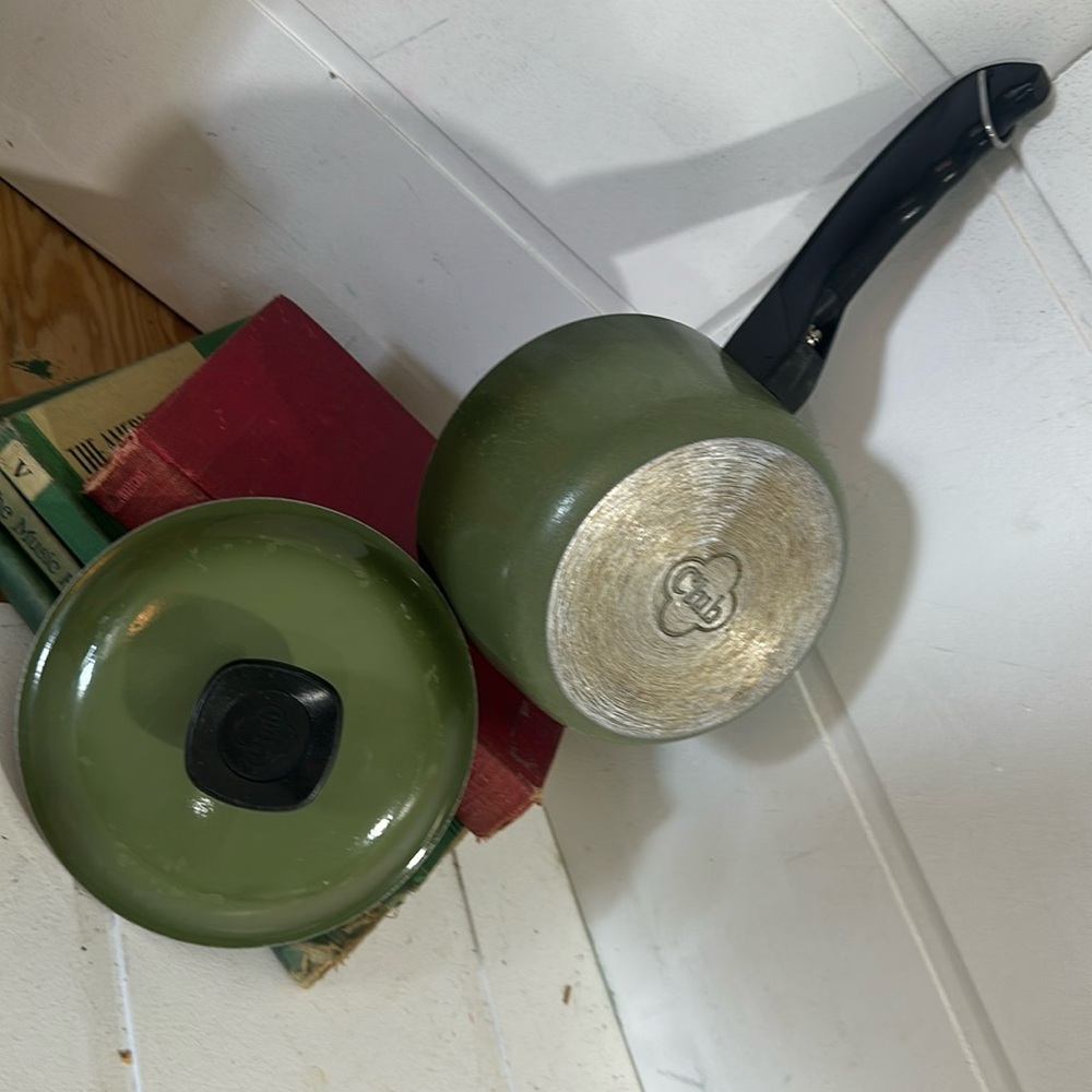 Club vintage cast aluminum green saucepan with lid.